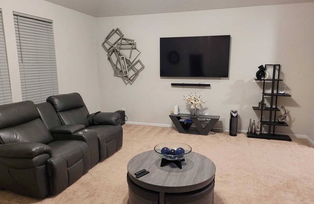 Modern 3-bedroom House in Fresno with WiFi, AC. Book your stay now