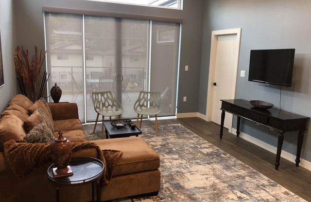 Modern 3 bedroom luxury retreat! Wine bar, upper deck, lower patio!