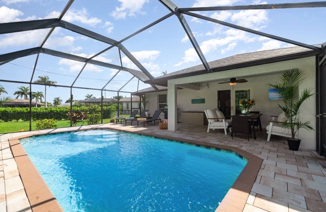 Modern 3 Bedroom Retreat: Pool & Pet Accommodation