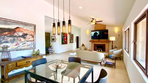 Modern 3-Bedroom Retreat in Ajijic - Walk To Everything- 1 Night Rates Available