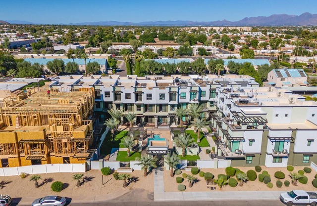 Modern 3 bedroom Scottsdale Townhome w/ rooftop deck