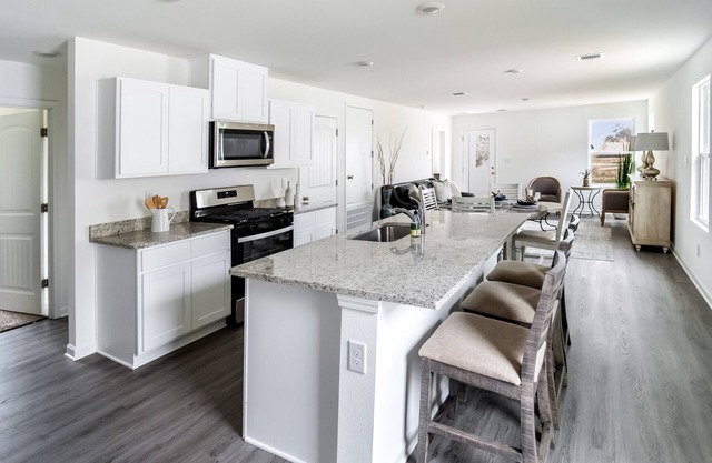 Modern 3-br 2bth house w/ WiFi & AC in heart of Gonzales, next to Baton Rouge