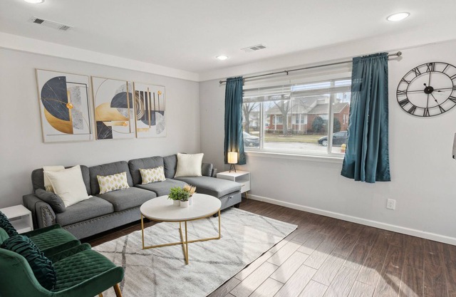 Modern 3 BR Home Near Airport