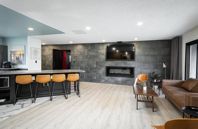 Modern 3 BR home w/ hot tub, movie room, dog park