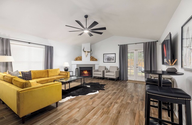 Modern 3BD - Centrally Located - Backyard Fire Pit