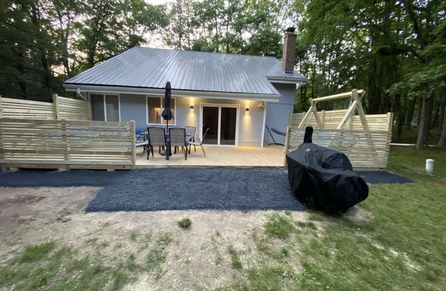 Modern 3BDR House near Lake with Hot Tub/Game Room/Fireplace/Community Pool