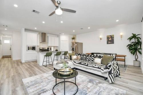 Modern 3Bedroom Home near DTown!