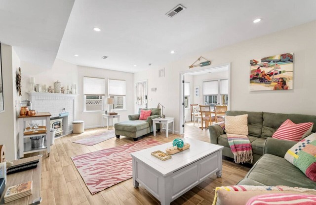 Modern 3BR 2 blocks to beach -Central AC & Parking