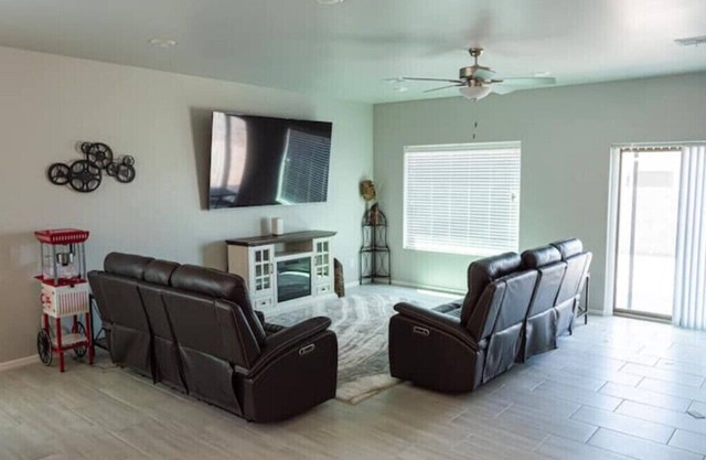 Modern 3BR 2BTH PoolTable 86INTV