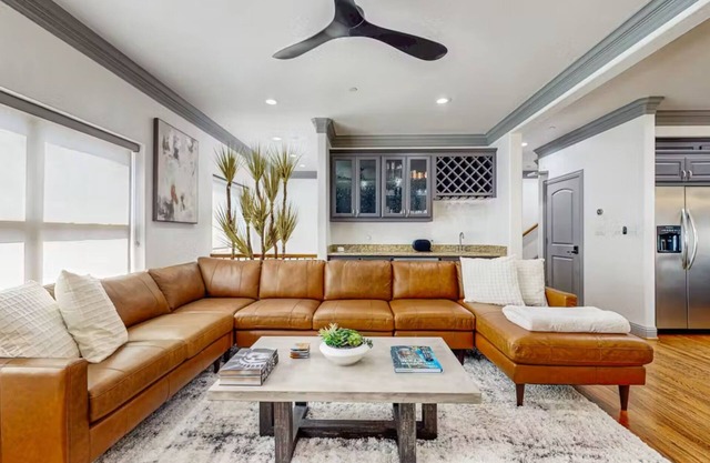 Modern 3BR/3.5BA Townhome in Uptown Dallas with Rooftop & Skyline Views