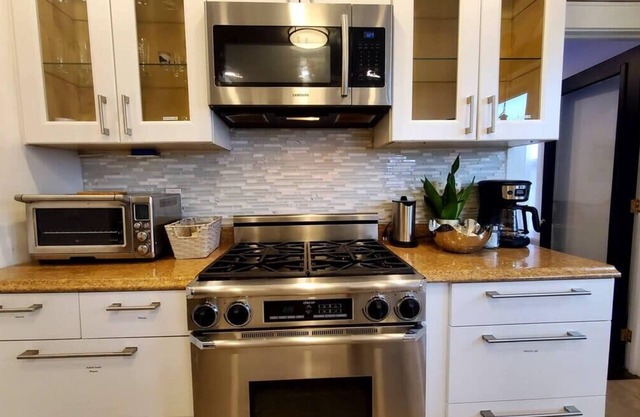 Modern 3BR Apartment Downtown, HarborPt I-95 Train