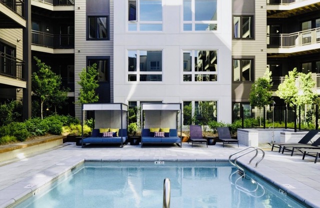 3-bedroom apartment in brilliant Cambridge with fitness room, AC, WiFi pool