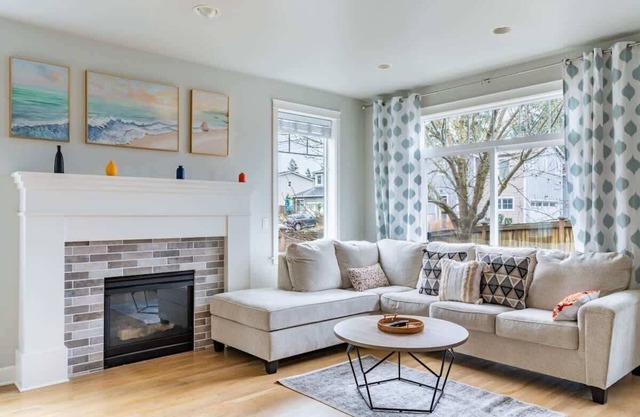 Modern 3BR Retreat in Edmonds - Pets Welcome!