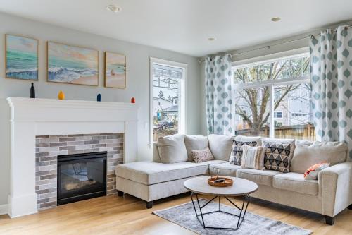 Modern 3BR Retreat in Edmonds - Pets Welcome!