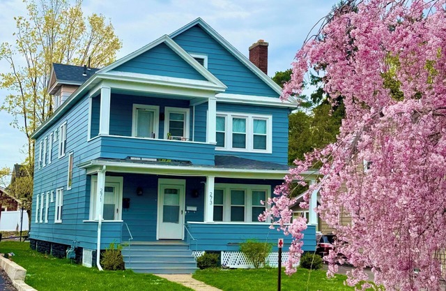 Modern 3BR Retreat Spacious Stay Near Destiny USA