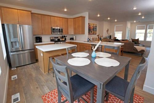 Modern 3br Ski Retreat Mountain Views & Garage