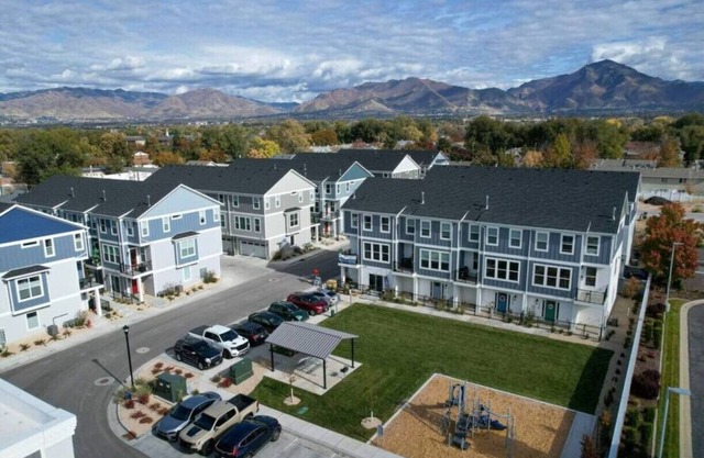 Modern 3BR Ski Retreat | Mountain Views & Garage