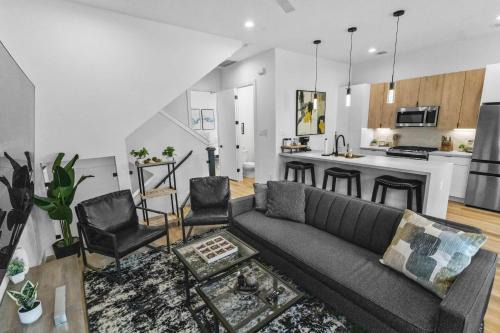 Modern 3BR Townhome Gated Sleeps 10 Parking