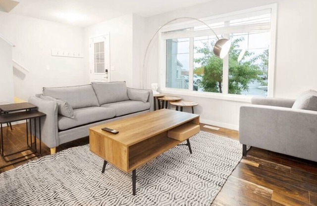 Modern 3BR townhouse with free parking & laundry