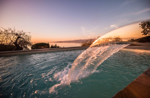 Moderne Villa mit durchgehendem Pool und atemberaubendem Seeblick