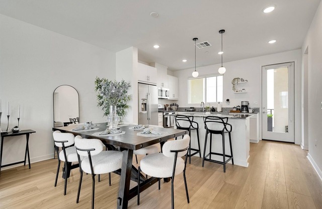 Modern Townhome w/ Office & EV Charger – Prime Location near border & water park