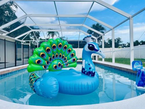 Modern 3BR with Pool and Grill