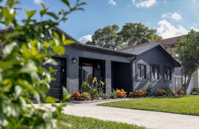 Modern 4/2 Close to Miami, BB&T, Outlets- King Bed