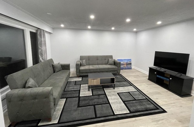 Modern 4 bdrm cottage at Lake Simcoe!