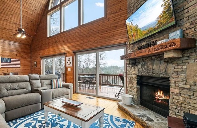 Modern 4 bed 3.5 bath Cabin: Lake Keowee views & Boat Slip Dock! Near Clemson!