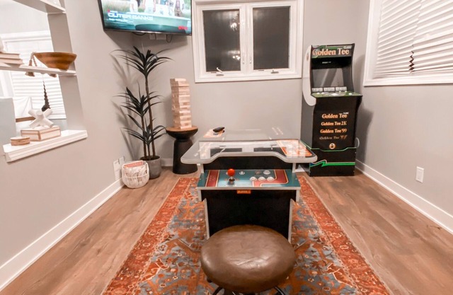 Modern 4 bed Lake House Steps from Browns Lake w. Arcade Room + Private Beach
