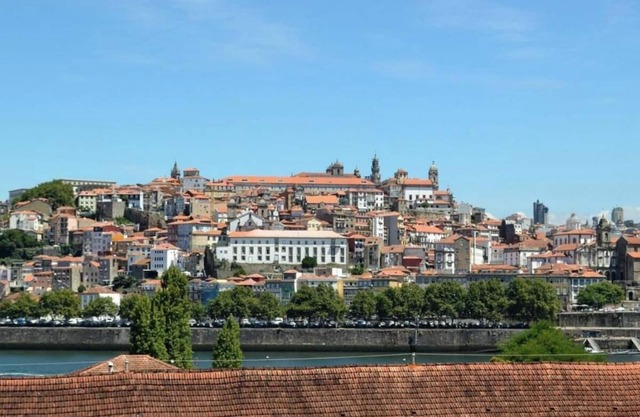 Modern 4-Bedroom Apartment with Balcony and Prime Location near Portonnnnnnn