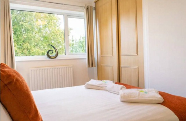 Modern 4 Bed Townhouse Quiet Greenfield Located On Edge Of City Centre FREE WIFI