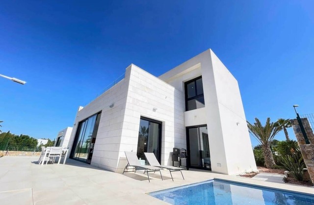Modern 4 Bed Villa with Pool LC4
