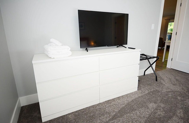 Modern 4-Bedroom Close to the Ski Hill