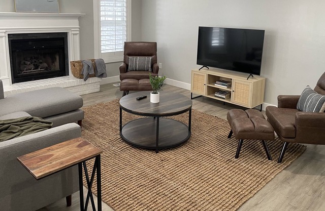 Modern 4 Bedroom Close to Canyons w/Pool Table