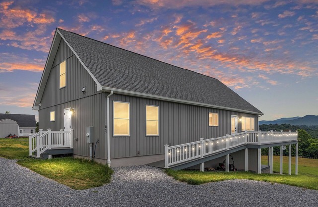 Modern 4-bedroom Country House in Stanley with A Big Sky View!