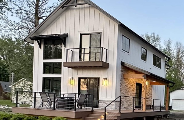Modern 4 Bedroom House, 2.5 Bath with Private Sandy Beach on Lake Ontario
