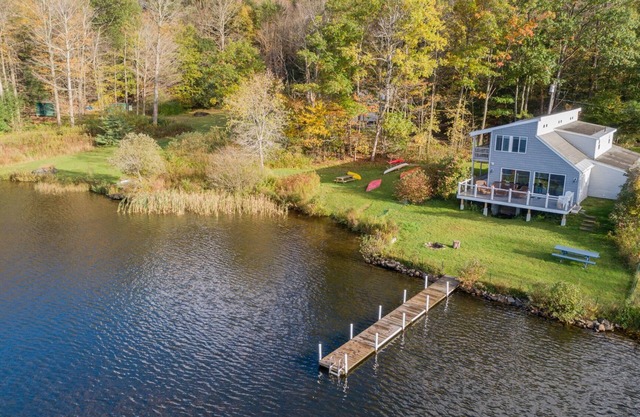 Kürzlich renoviertes Haus am See mit 4 Schlafzimmern in The Berkshires.