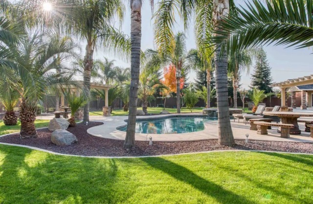 Modern 4-bedroom Villa w/ Pool/Spa & Private Park