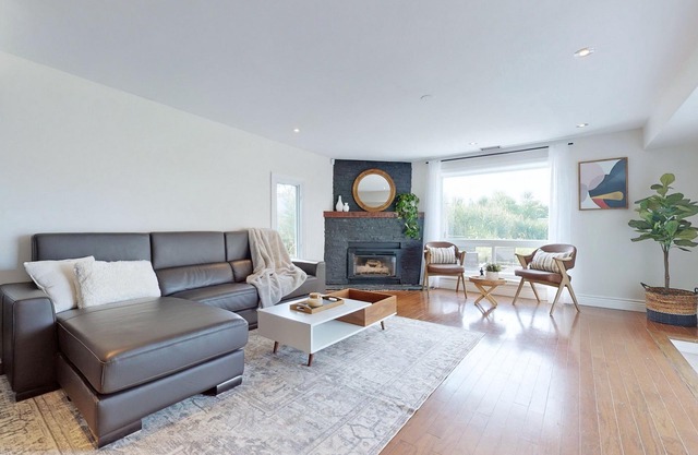 Modern 4 Bedroom Waterfront Retreat, By Lake Simcoe