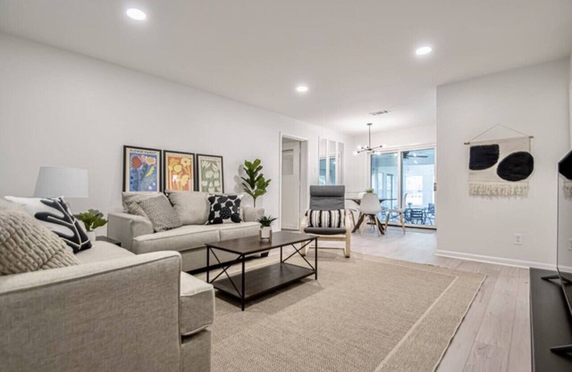 Modern 4-BR Home w/ Sunroom, Office, & Pet-Friendly Yard – Ideal for Groups & Families!