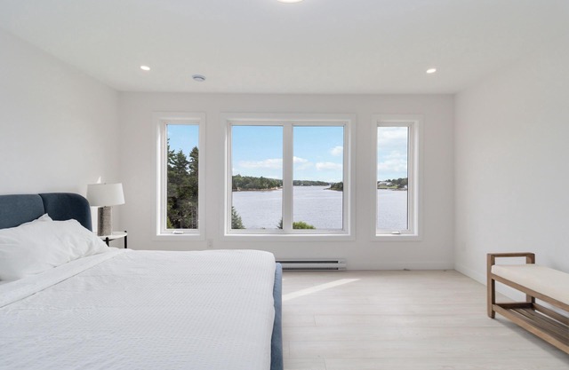 Modern 4Bdr House w/ Ocean Beachfront & Backyard 20min to Halifax & Peggy's Cove