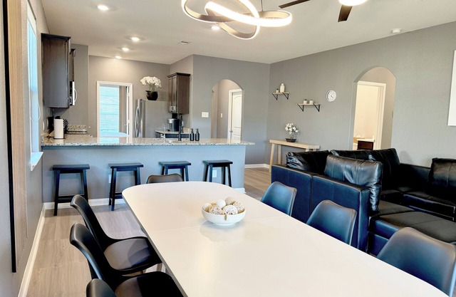 Modern 4br 4 king beds Workspace 75" TV Fire pit Pets OK!