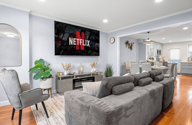 Modern 4BR Getaway 3 Min to Old Town 1 Mil to Waterfront Walk to Metro