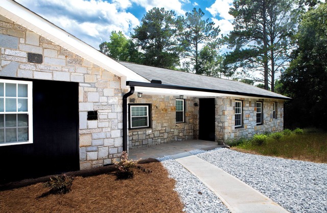 Modern 4BR Home - Very Spacious - Minutes from Georgia International Horse Park