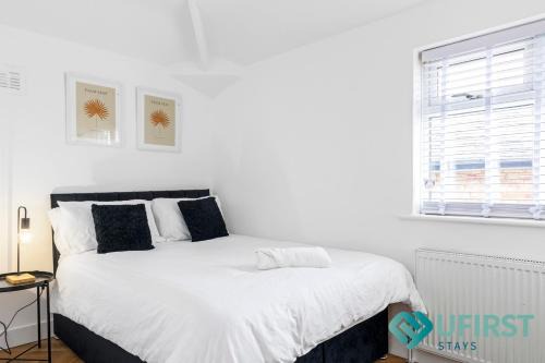 Modern 4BR House - Near City Hospital, Sherwood, Clinton Market, QMC & City Centre - Sleeps 8