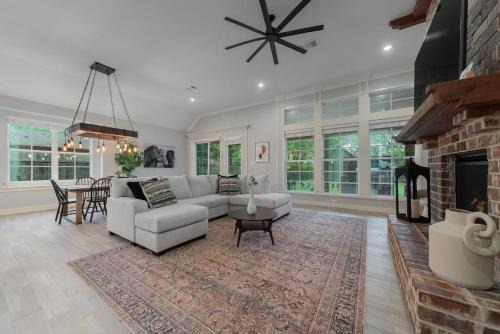 Modern 4BR Retreat, Hot Tub, Game Room near DFW