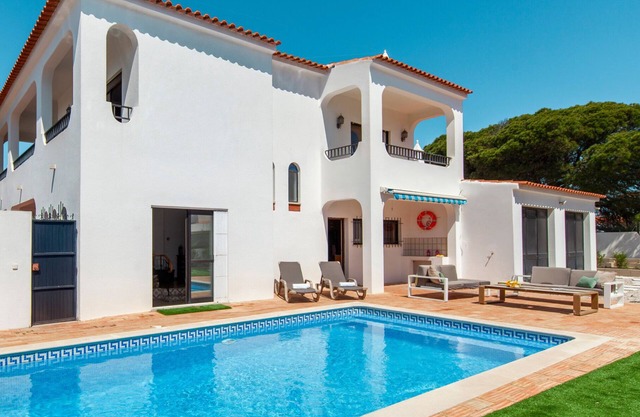 Modern 4BR w/ Heatable Pool & BBQ in Albufeira