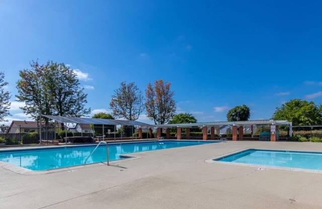 Modern 5 bedrooms/GREAT outdoor space