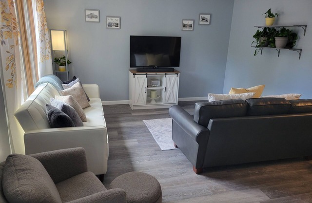 Modern. 5 min to Penn State Breakfast included, King bed, Game Room! Toftrees